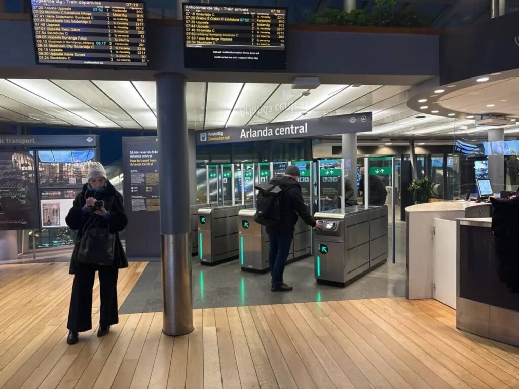 ストックホルム空港駅の改札機。ICカード用のタッチ部分と、下にあるQRコード用スキャナーが並んでいる様子。