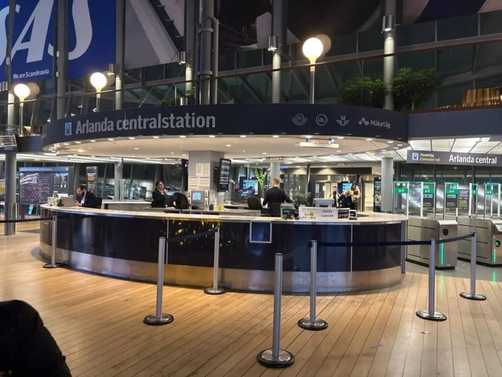 ストックホルム空港で電車のチケットを買えず困惑する英語初心者