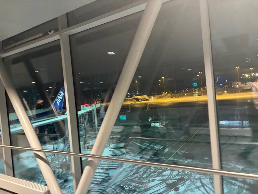 夜の空港で出発を待つ飛行機と滑走路。TOEIC学習2か月目、点数が伸び悩んでいた時期の記録イメージ