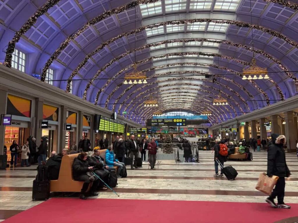 ストックホルム中央駅の構内。旅行者が行き交う中で英語で交流した場面の舞台。