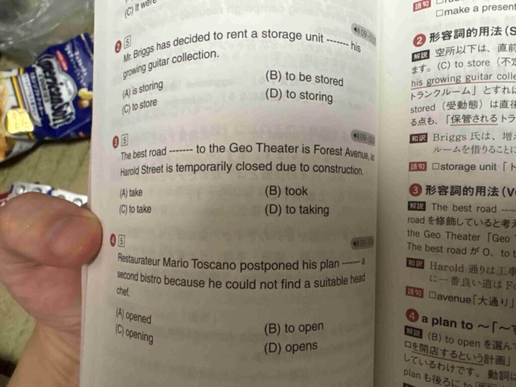 TOEIC問題集を手に持ち、答えに迷いながら学習を続けている様子