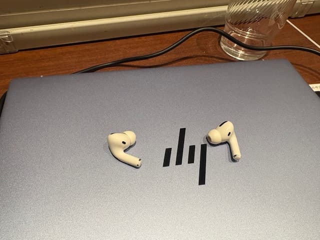ノートPCの上に置かれたイヤホン(復習→リスニングの切り替えを表す)