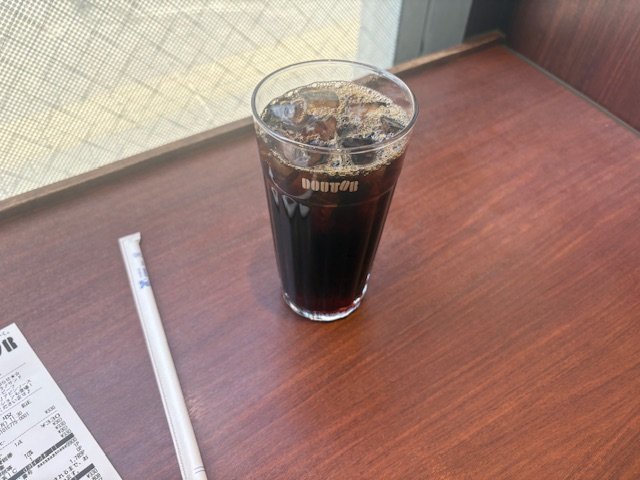 カフェでTOEIC問題集を開いている様子、コーヒーとノート