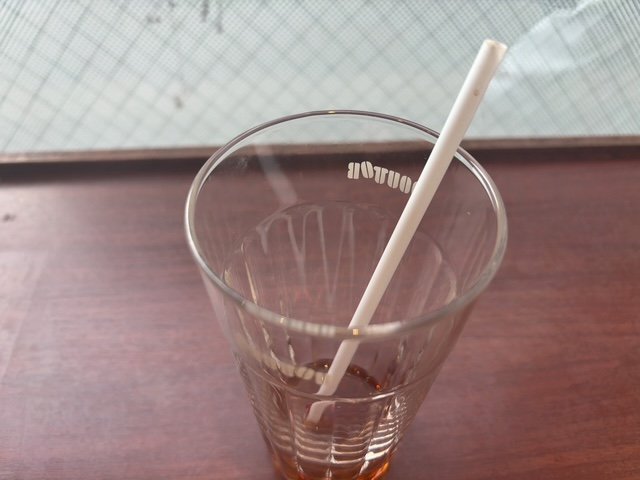 カフェでパソコンを開いてTOEIC独学の記事を検索している様子