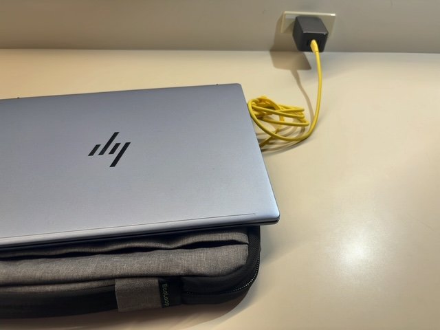 カフェでTOEIC勉強中のノートPC