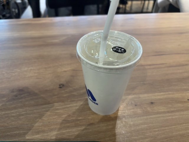 氷が溶けたアイスコーヒーのグラス