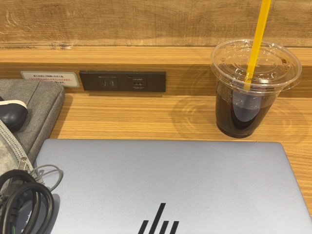 カフェでPCとアイスコーヒー