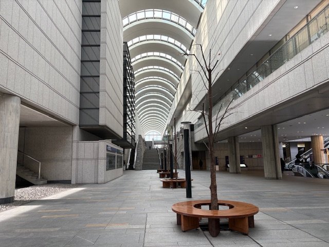 静かな吹き抜け通路