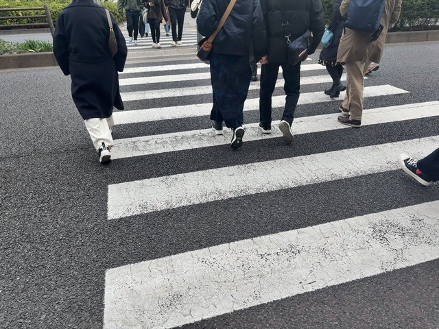 横断歩道を渡る通勤者たちの足元