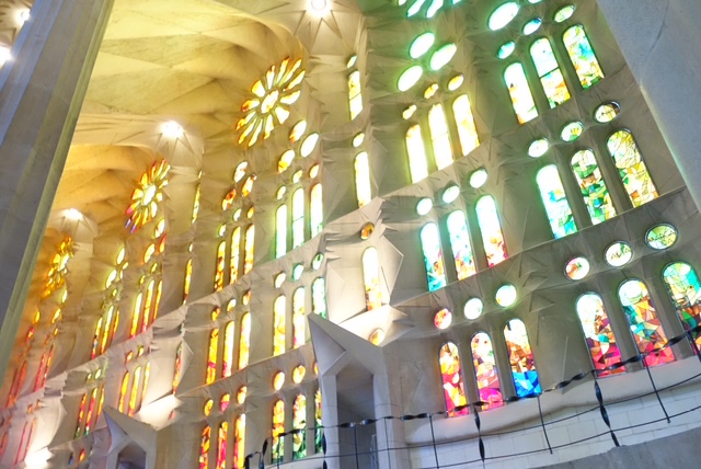 サグラダファミリア内部｜ステンドグラスから降り注ぐ光