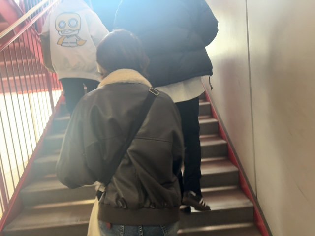 TOEIC会場の階段を上る受験者たち