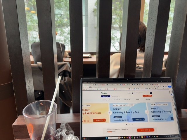 カフェでTOEICの勉強をしている様子