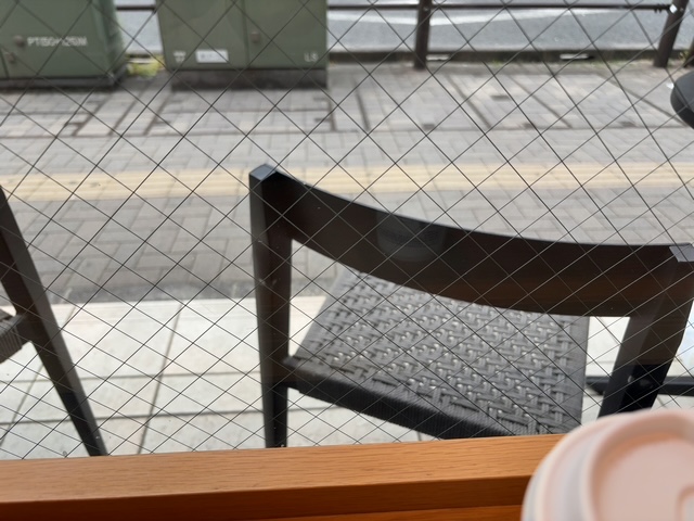 窓越しに見える学習スペースの雰囲気