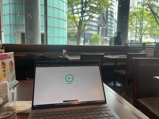 カフェでPCを開いて勉強している