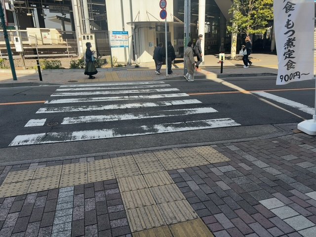 横断歩道を渡る人たち