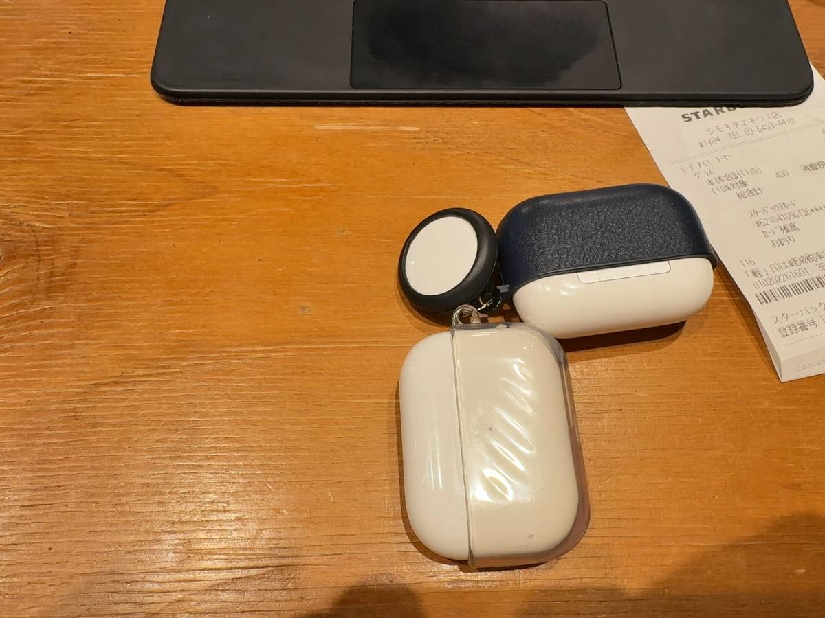 オーバーラッピング学習用のワイヤレスイヤホン、カフェのテーブル上