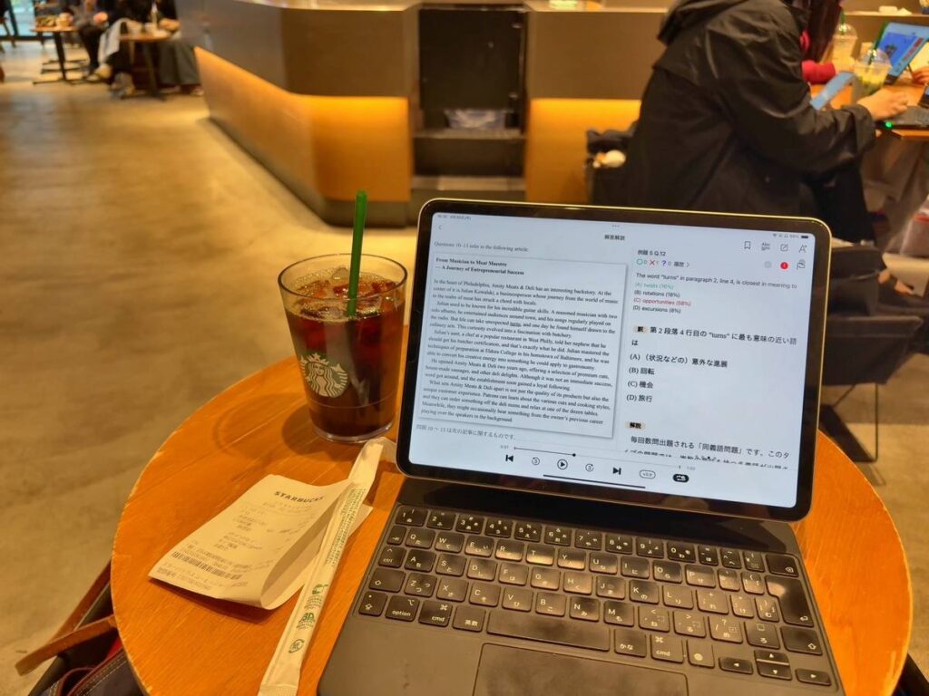 カフェでiPadを開いてTOEIC Part 7の同義語問題を解く学習風景