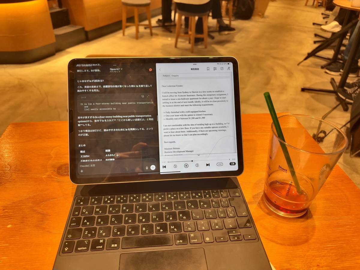 カフェでClaudeに英文法の構文判定について質問しているiPad画面