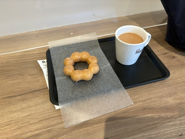 カフェのトレイにドーナツとアイスコーヒー